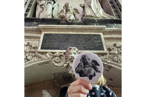 broche la connaissance dans la peau, cathédrale notre dame d’amiens : l'ange pleureur